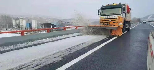 公路人跨夜奮戰除冰雪 橘紅色照亮春運返程路